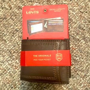 NWT Levi’s wallet in brown
